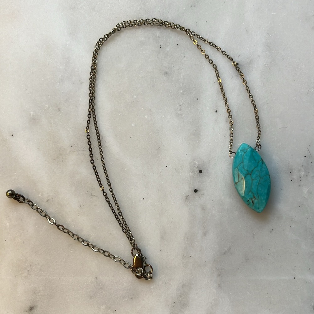 Turquoise & gold chain necklace.